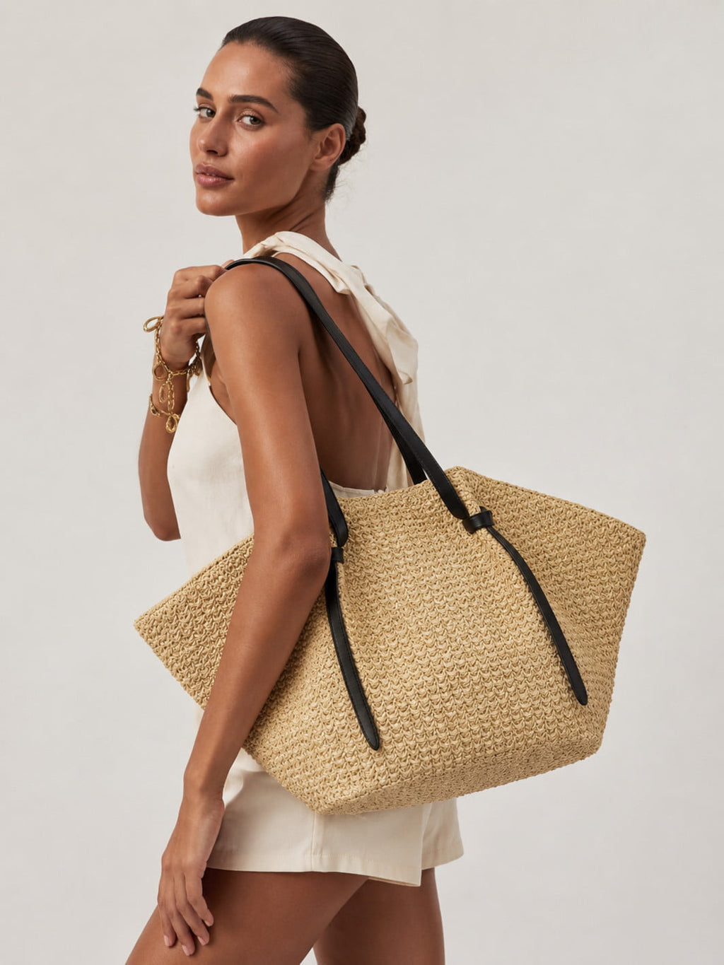 Bolso de paja y cuero negro Capriano